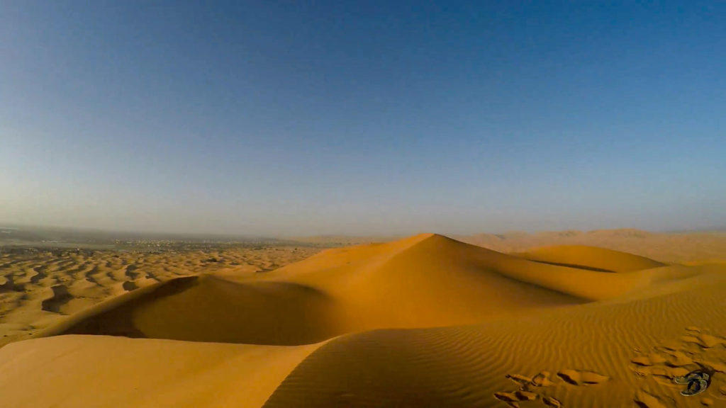 De goudgele duinen van de Sahara strekken tot in de verte