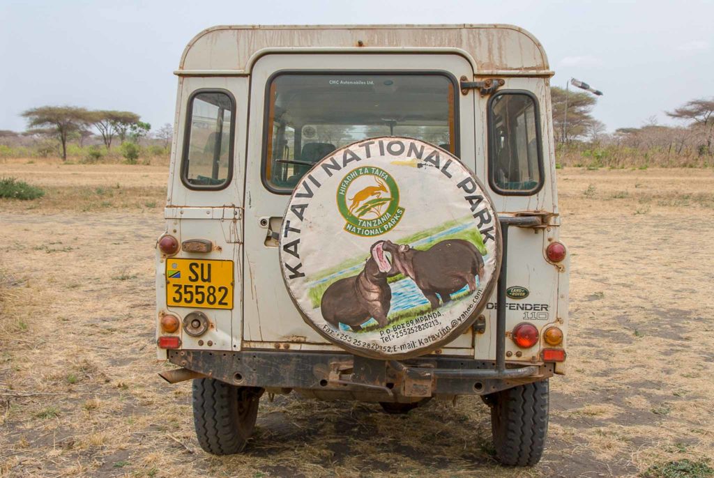De achterkant van een jeep die door Katavi National Park rijdt