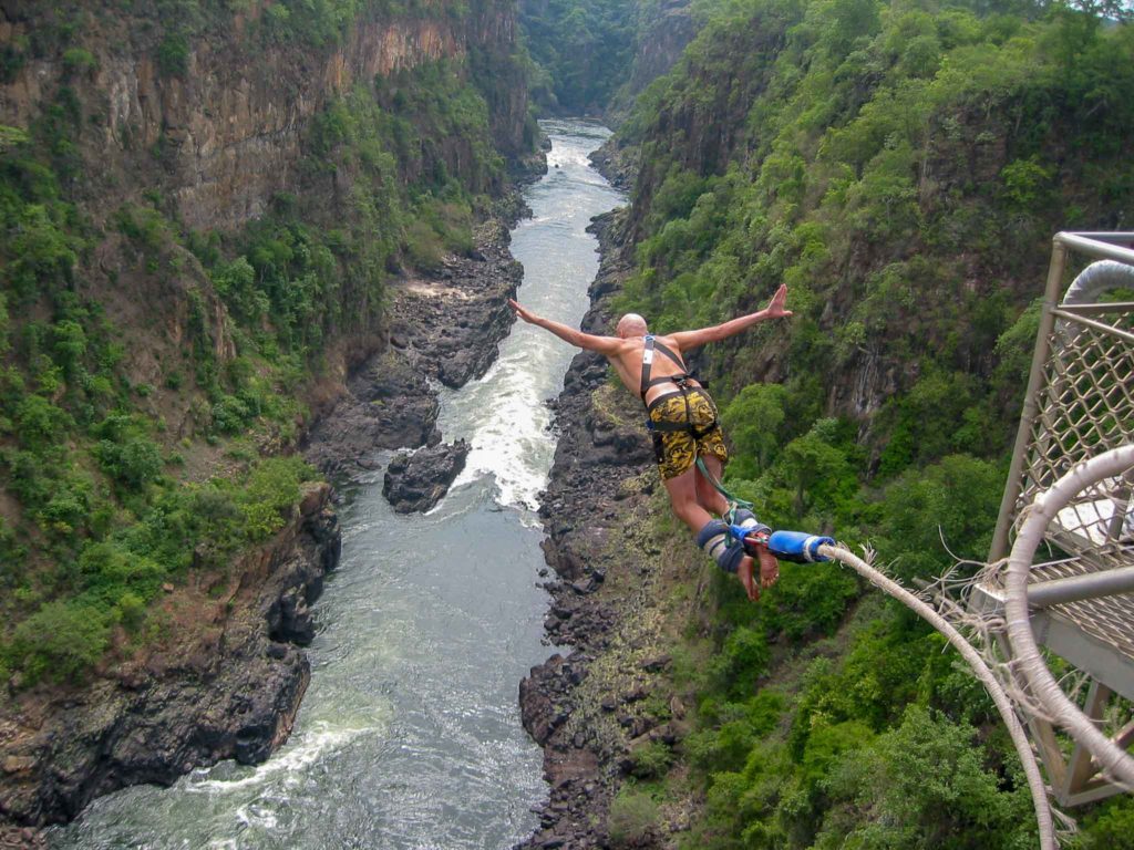 De bungeejumper is zojuist gesprongen. Hij valt de kloof van Victoria Falls in.