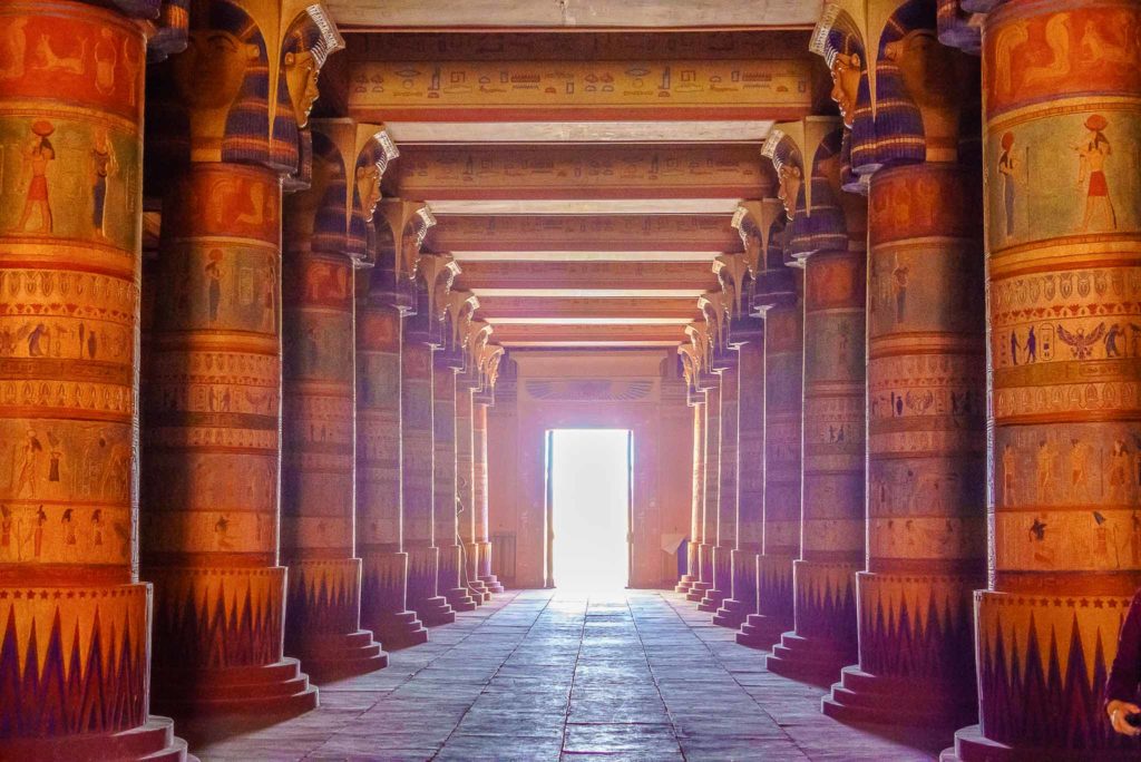 Een set bij Atlas Studios van een Egyptische Tempel met grote rode pilaren die beschilderd zijn met hiërogliefen.