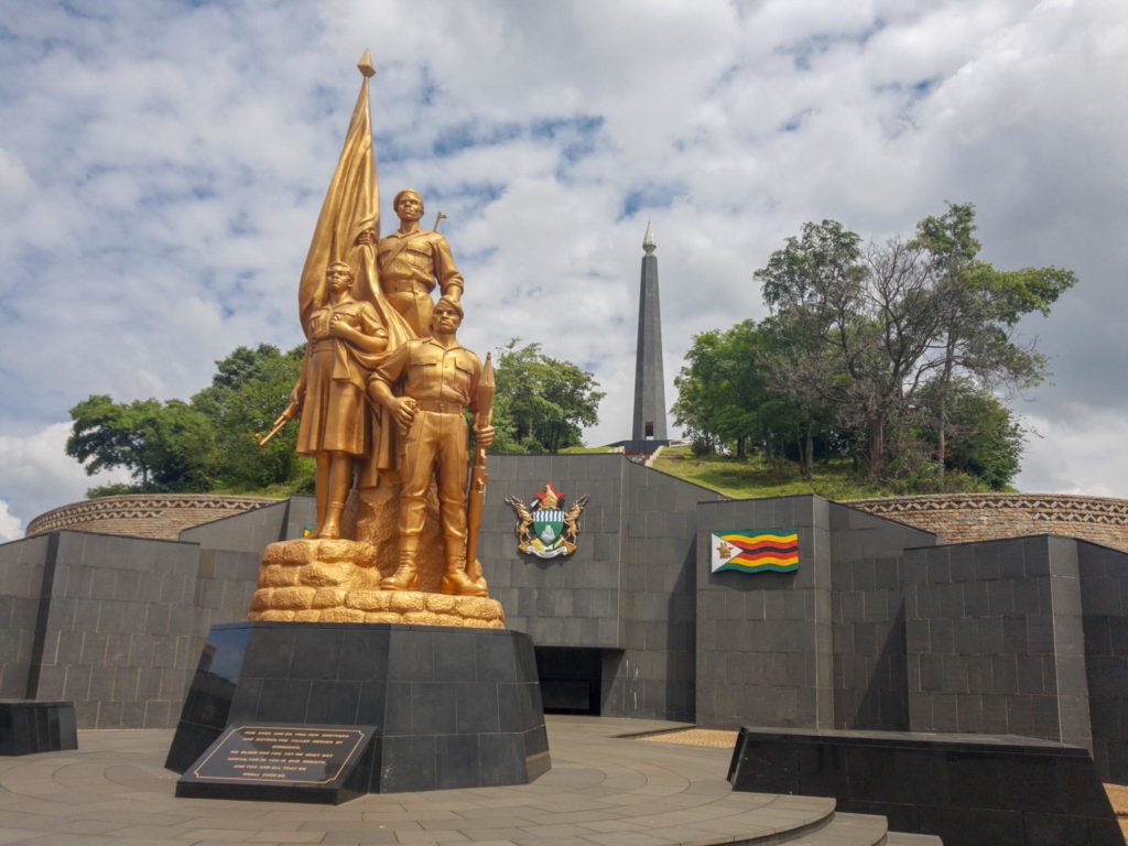 Het standbeeld van de drie onbekende soldaten bij monument The Heroes Acre