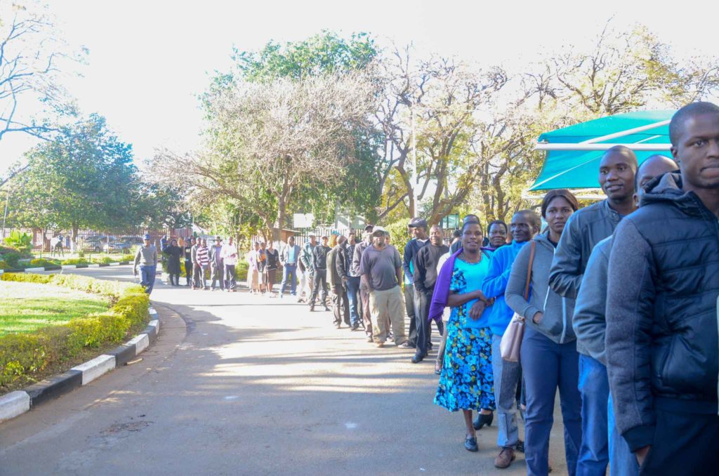 Een lange rij Zimbabwanen wacht voor een stembureau