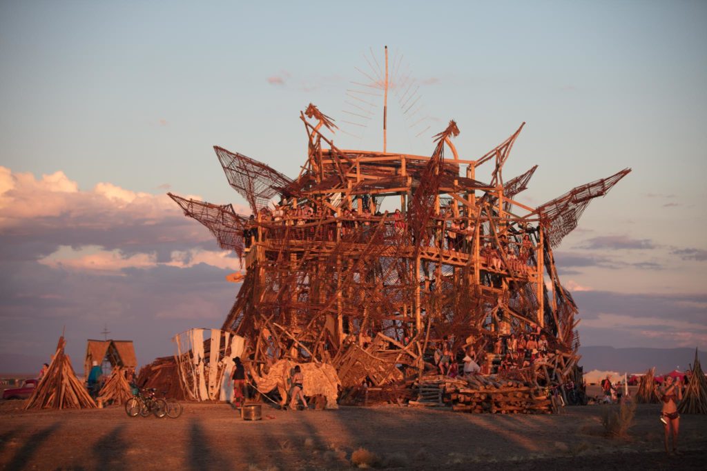 Een groot houten bouwerk op Afrikaburn, één van Zuid-Afrika's grootste festivals