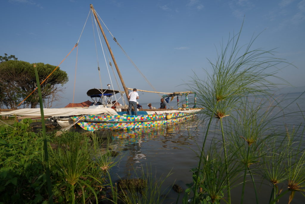 The Flipflopi ligt aangemeerd, tussen de waterplanten van Lake Victoria