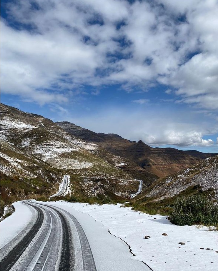 De weg naar Leshoto's Afriski is helemaal ondergesneeuwd