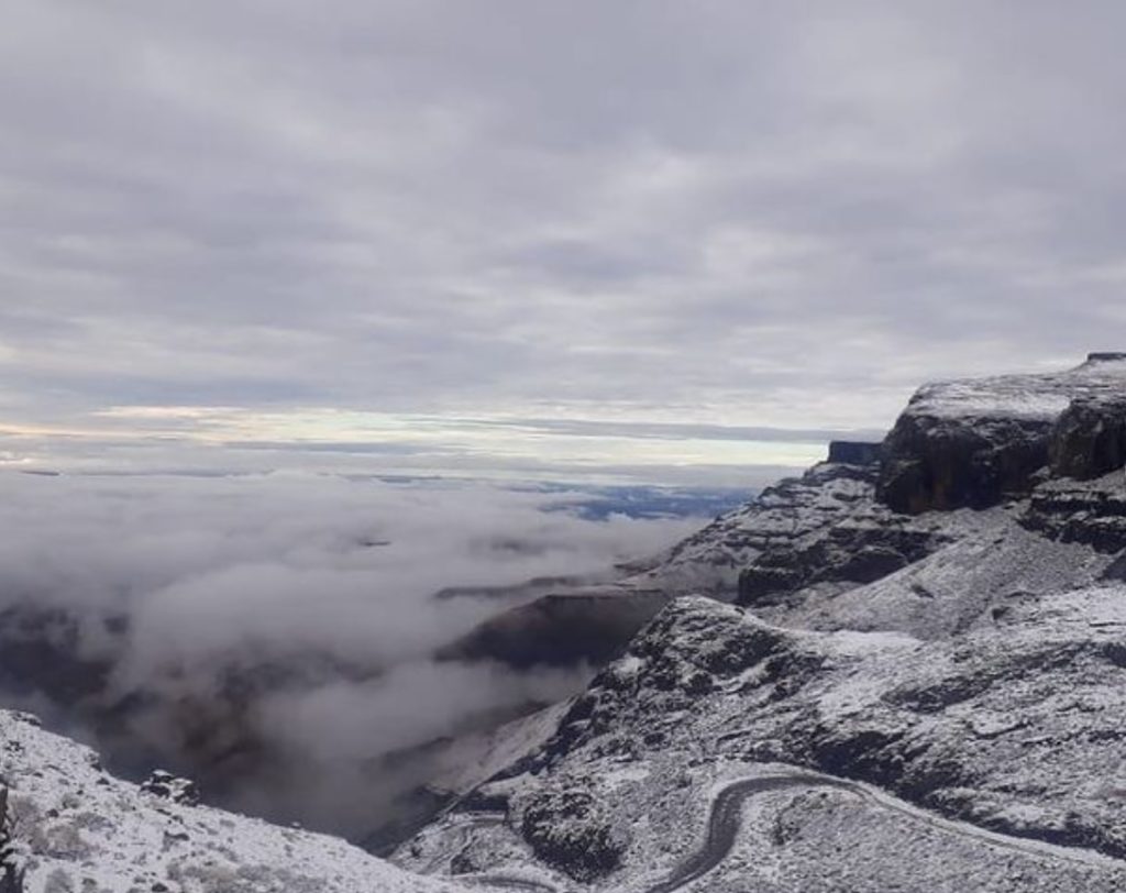 Een besneeuwde Sani pass. Gezien van bovenaf in Lesotho