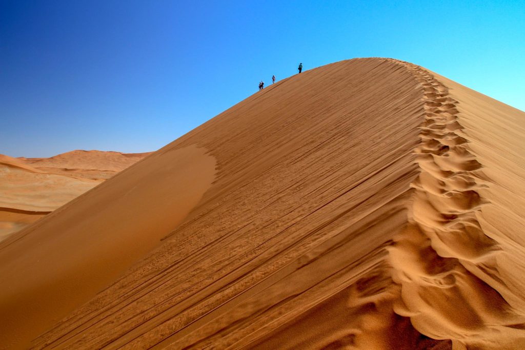 De grootste duin van Sossusvlei, Big dady. Op deze foto gezien van vlak bij de top