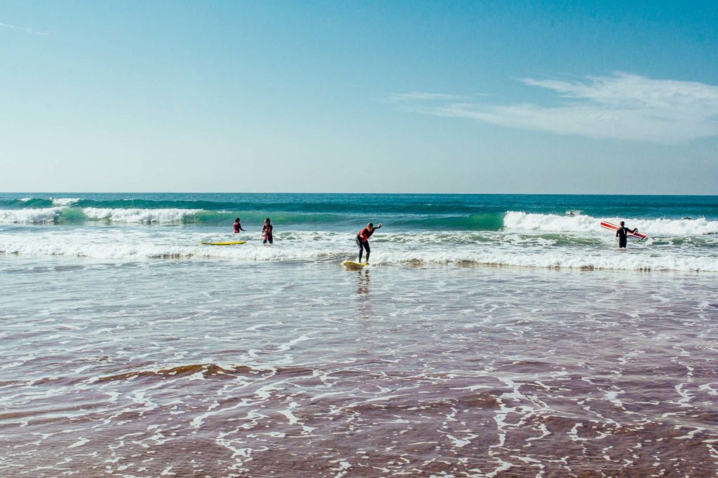 Op kleine golven leren deze starters te surfen in Marokko