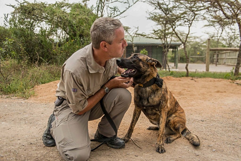 Daryll van Animals  Saving Animals aait één van de honden in Kenia.
