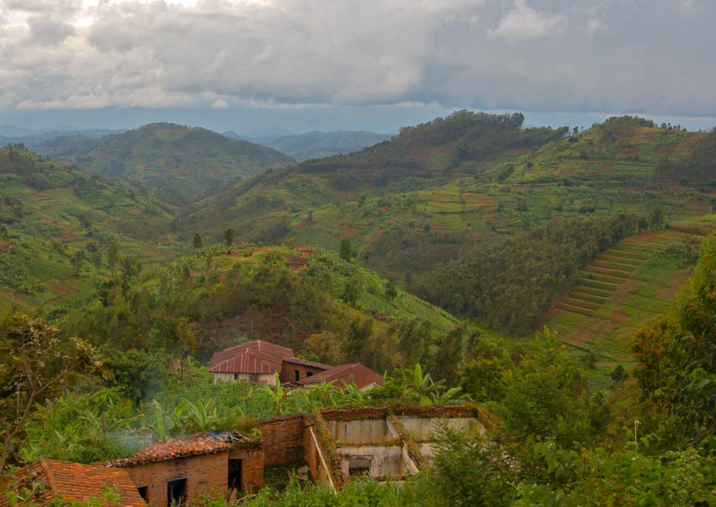 De groene heuvels van in het land te zien op een vakantie in Rwanda