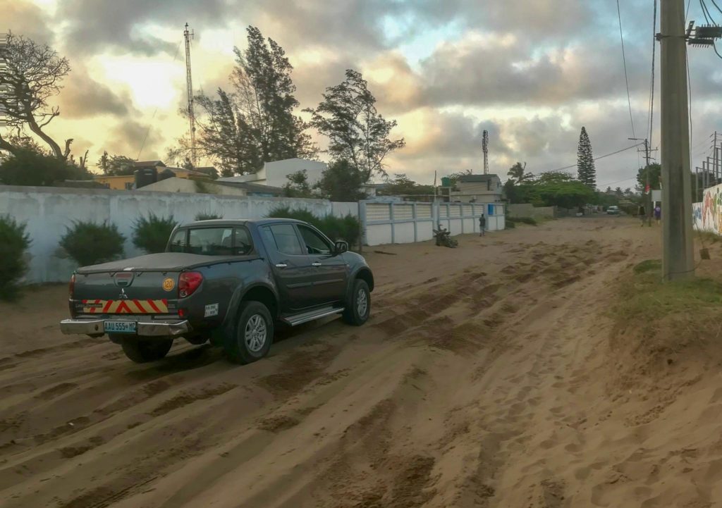 Een 4x4 doorkruist de zandweg in Ponta do Ouro